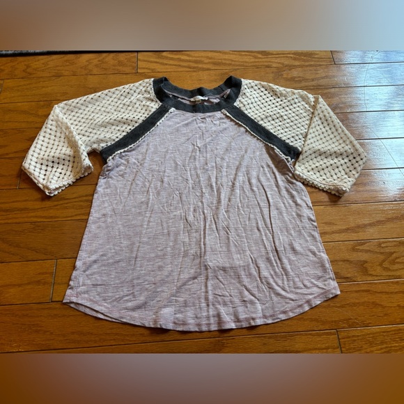 •5 for 20• Maurice’s Top With Net Sleeves Womens Size Small - Picture 1 of 3